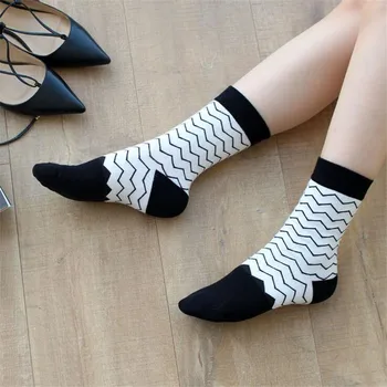 1 pár Nové módne zimné bavlnené ponožky v čiernej a bielej Harajuku barel umelecké módne ženy bavlna bežné ponožky