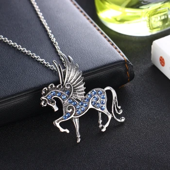 12PC/Veľa Modré Crystal Drahokamu Kôň Krídla Prívesok Náhrdelník Pegasus Zvieratá Kúzlo Šperky Ženy Muži Strany Darček Kúzlo Šperky