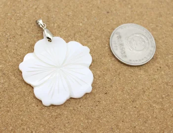 1pc Biely Kvet Shell Prívesok 38x48mm perleť Kolo Prírodného Kameňa Shell zobrazili kľúčové tlačidlá pre DIY Náhrdelník Šperky Čo Zistenia