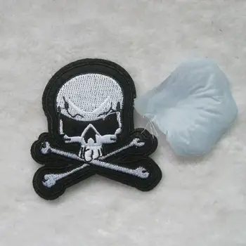 2 ks Jolly Roger Vyšívané Patch Pirate Skull skríženými hnátmi Železa-Na Jed Znak