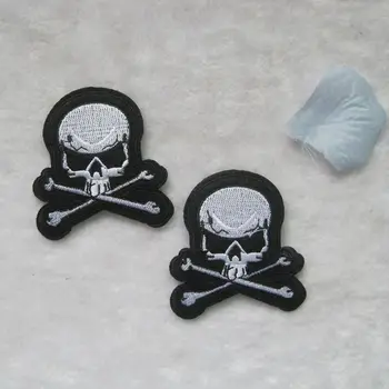 2 ks Jolly Roger Vyšívané Patch Pirate Skull skríženými hnátmi Železa-Na Jed Znak
