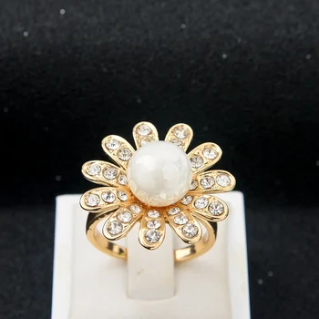 2016 Zlatá Farba Imitácia Perly Šperky Kvet Krúžky Rakúskeho Kryštálu Prstene Pre Ženy Móda Zásnubné Prstene SRI150044