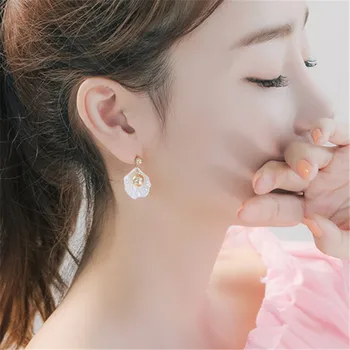 Ajojewel Asymetrické Simulované-perla Biela Akrylátová Škrupina Ženy Náušnice kórejský Módne Dámske Šperky Roztomilý Dary