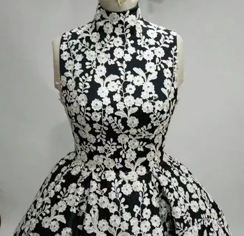 Elegantné bez rukávov satin tlač kvetina-line biela a čierna prom šaty krátke vestidos de baile dovezené-party-šaty