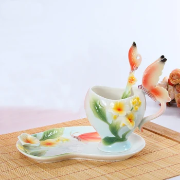 Kosti Čína Keramický Smalt Šálku Kávy Európskej 3D Tvorivé Motýľ a kvety poháre pre Svadobný Dar