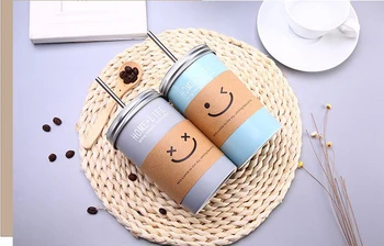 Kreatívne jednoduché čerstvé keramická šálka, usmiate tváre, na ktoré sa vzťahuje s slamky hrnček, raňajky káva osobné piť pohár