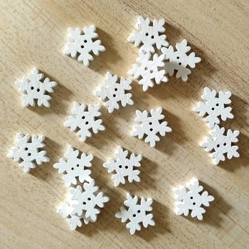 Móda 50PCs Mix Farieb 2 otvory Biele Vianoce Snowflake Drevené Scrapbooking DIY Šitie Príslušenstvo