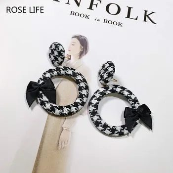 ROSE ŽIVOT Nový kórejský handričkou náušnice čierne a biele pruhované kockovaná kruhu cítil jednoduché luk náušnice