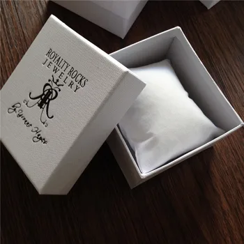 Sledujte Package Box S Vložte Vankúš Taška Náramok Darčekové krabičky S vekom 700g Kartónovej Krabici 8*9*5.5 cm 20pcs Môžete Vytvoriť Logo