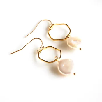 Zlatá farba bránka módne šperky zlaté visieť náušnice ručne vyrábané prírodné sladkovodné perly tlačidlo tvar pre ženy darček