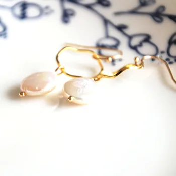 Zlatá farba bránka módne šperky zlaté visieť náušnice ručne vyrábané prírodné sladkovodné perly tlačidlo tvar pre ženy darček